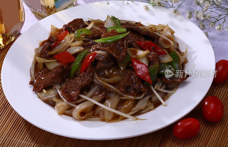 Fried beef and pepper on flat rice noodle (豉椒牛河)